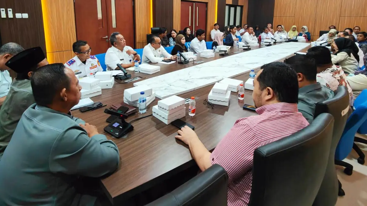 ATENSI: Komisi III DPRD Kabupaten Mojokerto melakukan RDP dengan DPRKP2 kabupaten dan pihak terkait menyikapi banyaknya PSU perumahan terbengkalai yang belum diserahkan ke pemda, di kantor DPRD, Rabu (15/7). (Dori JPRM) 
