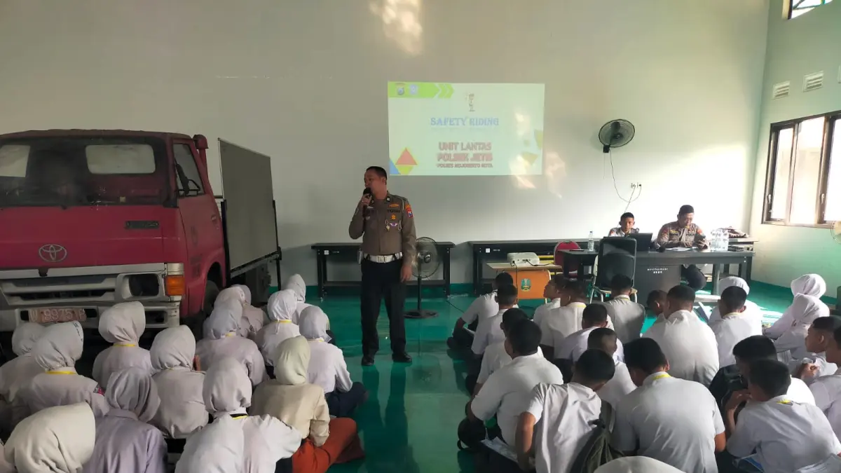 BERI PEMAHAMAN: Petugas Polsek Jetis memberi edukasi tentang&nbsp;bullying pada peserta MPLS SMKN 1 Jetis, Selasa (14/7). (Martda JPRM)