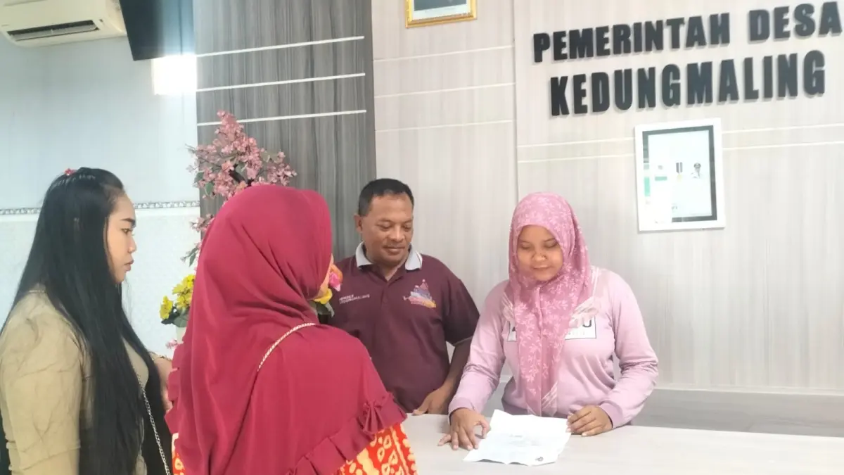 CEPAT TUNTAS: Pelayanan administrasi surat warga sedang ditangani oleh perangkat Desa Kedungamling, Kecamatan Sooko.