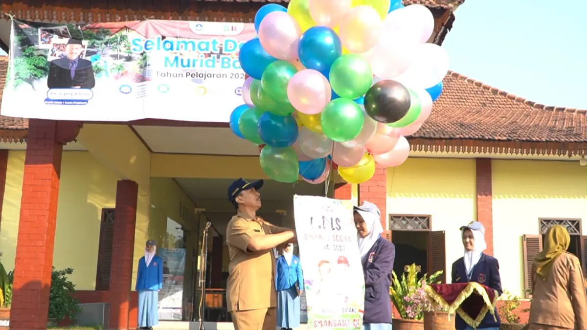 DIMULAI: Kepala SMAN 1 Sooko Sugeng Wibawa menerbangkan balon sebagai tanda dimulainya kegiatan MPLS 2026 yang diisi pemaparan nilai Bersama, Berkreasi, Berprestasi kepada peserta didik baru. (Indah JPRM)