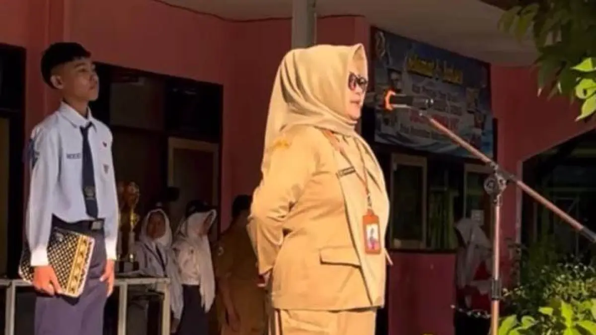 DISAMBUT HANGAT: Kepala SMPN 2 Gedeg Erna Andriyani memberi arahan dalam penyambutan peserta didik baru di SMPN 2 Gedeg, Senin (13/7). (Dori JPRM)