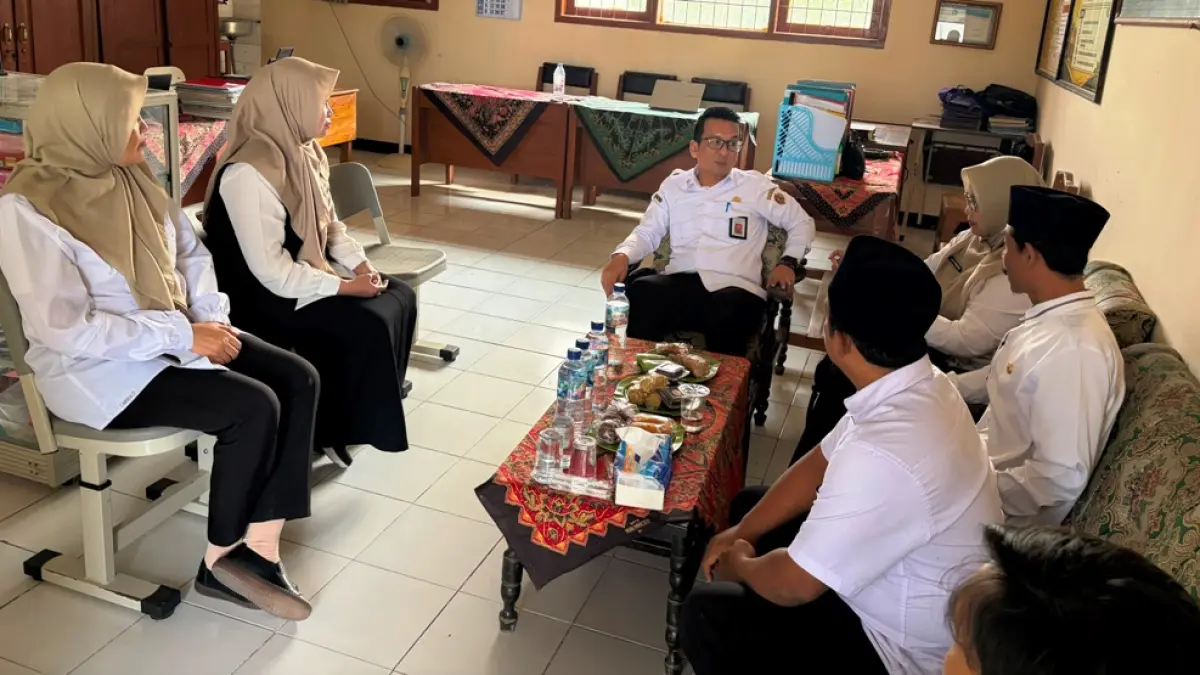 EVALUASI LAPANGAN: Kepala Dispendik Kabupaten Mojokerto Amsar Azhari Siregar saat meninjau kegiatan MPLS dan aktivitas pembelajaran di SDN Pandankrajan 1, Kecamatan Kemlagi, kemarin (15/7). (Indah JPRM)
