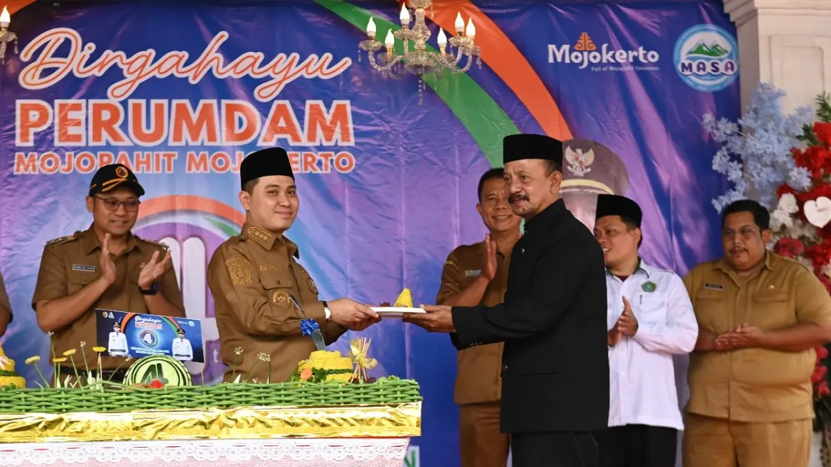 HUT KE-45: Bupati Mojokerto Muhammad Albarraa menyerahkan potongan tumpeng pertama peringatan HUT ke-45 Perumdam Mojopahit Mojokerto kepada Direktur Perumdam Mojopahit Mojokerto Fayakun Hidayat, beberapa waktu lalu. 