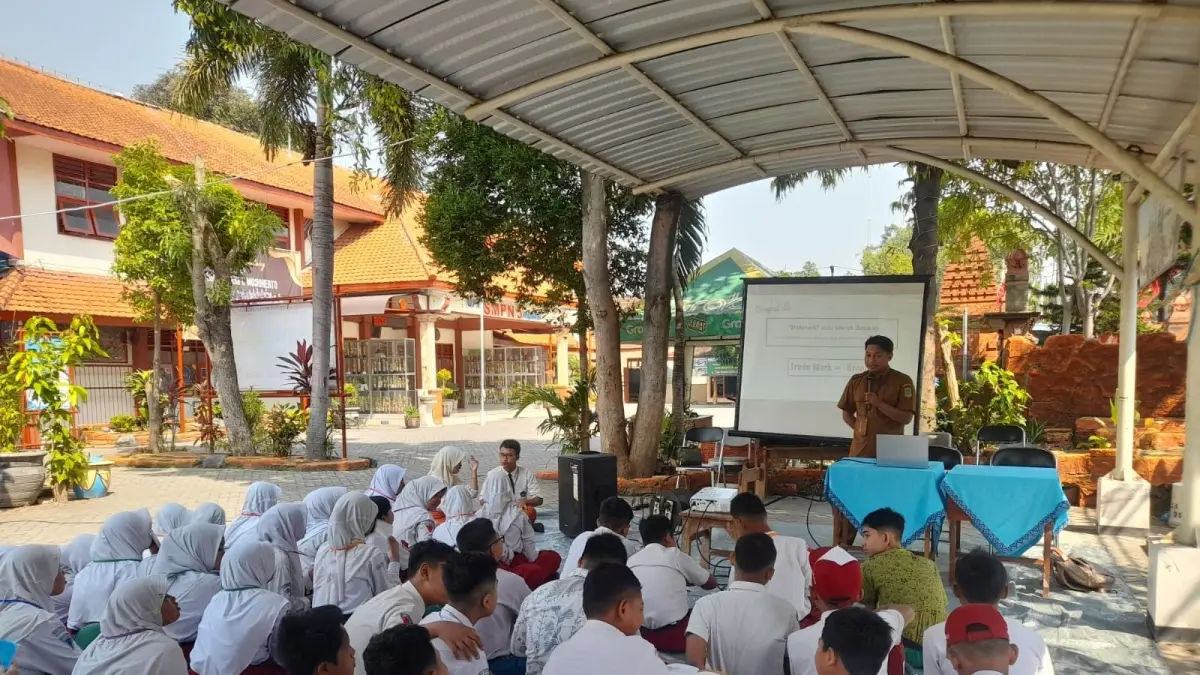 LITERASI DIGITAL: Tim Diskominfo Kota Mojokerto memberi pembekalan bijak bermedia sosial kepada siswa baru peserta MPLS di SMPN 5 Kota Mojokerto, Rabu (15/7). (dok Diskominfo Kota Mojokerto for JPRM)