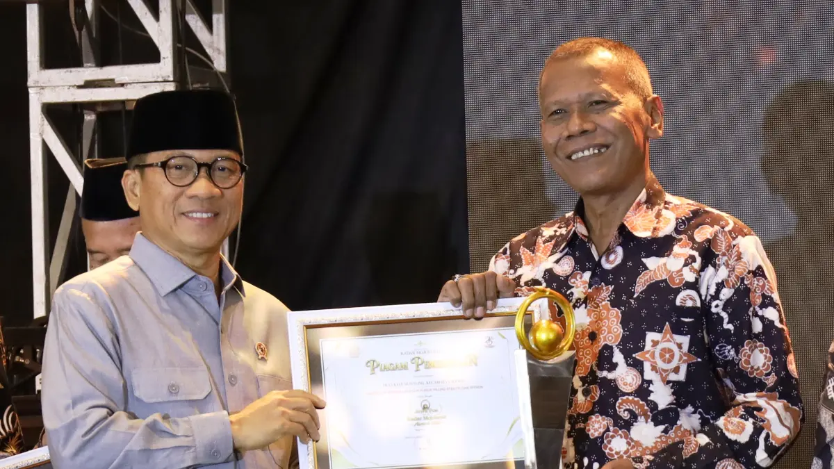 PELOPOR LAYANAN DIGITAL: Kepala Desa Kedungmaling Edy Prabowo menerima penghargaan Jawa Pos Radar Mojokerto Award 2026 yang diserahkan langsung Mendes PDT Yandri Susanto, di Ballroom Sunrise Hotel Mojokerto, Selasa (7/7). (Sofan JPRM)