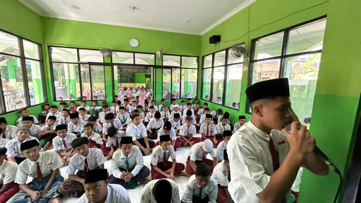 PENDIDIKAN KARAKTER: Para pelajar SMPN 2 Gedeg hendak melaksanakan kegiatan keagamaan salat berjamaah sebagai penekanan pendidikan karakter dalam masa MPLS, kemarin (15/7). 