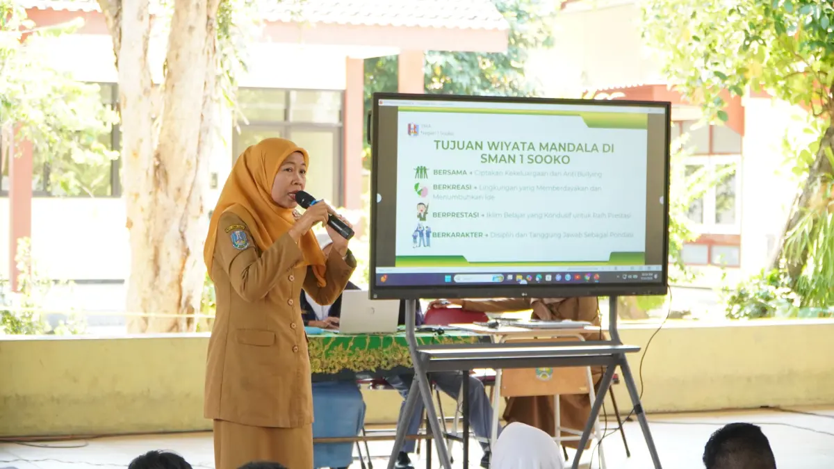PENGENALAN PROGRAM: Peserta didik baru SMAN 1 Sooko menyimak pemaparan dari pemateri yang mengangkat karakter dan Wiyata Mandala pada kegiatan MPLS 2026. (Oce JPRM)