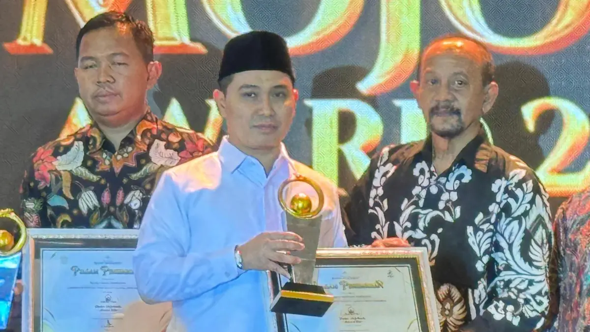 PRESTASI: Direktur Perumdam Mojopahit Mojokerto Fayakun Hidayat, SH, menerima penghargaan Jawa Pos Radar Mojokerto Award 2026 yang diserahkan Bupati Mojokerto Dr H Muhammad Albarraa, Lc, M.Hum. (Sofan JPRM)