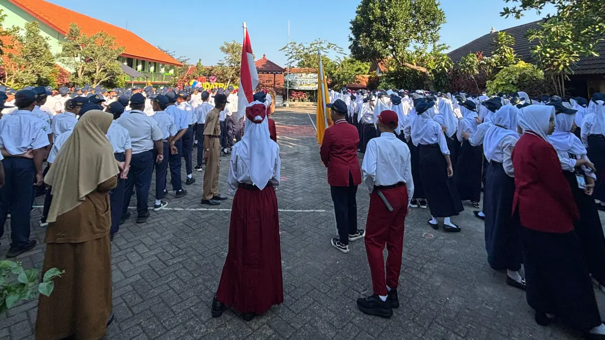 SEMARAK: Ratusan siswa baru SMPN 2 Trawas mengikuti upacara pembukaan MPLS 2026, Senin (13/7). 