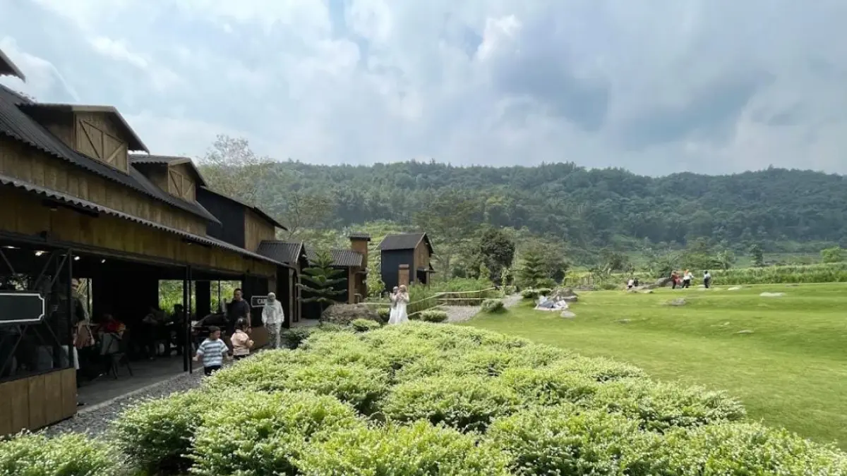 Siapa sangka di tepi sungai Dusun Mraseh ada tempat seperti di negeri dongeng ini? Suara aliran air sungai, angin pegunungan yang sejuk, desain kafe kayu ala pedesaan Eropa bener-bener bikin lelah langsung hilang.