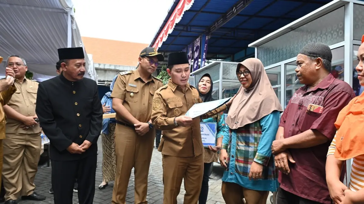 SOSIAL: Bupati Mojokerto Dr H Muhammad Albarraa, Lc, M.Hum, menyerahkan bantuan untuk masyarakat dari program CSR Perumdam Mojopahit Mojokerto.