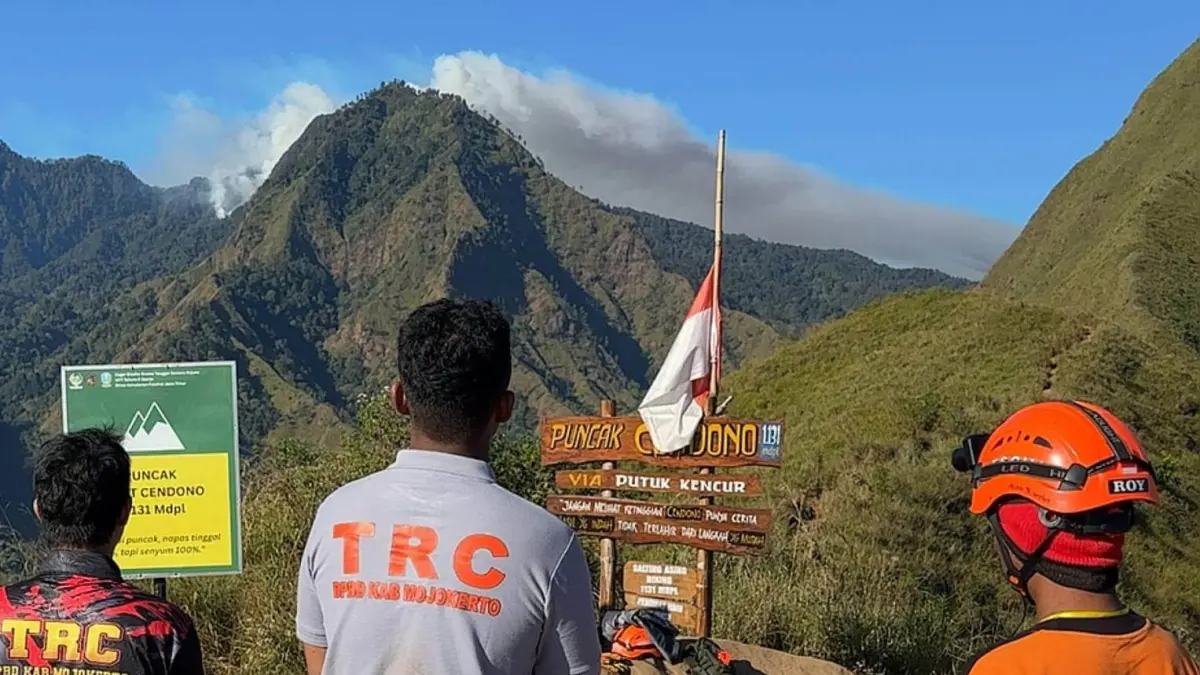 DISIAGAKAN: Personel BPBD Kabupaten Mojokerto bersama tim gabungan memantau kebakaran hutan di kawasan Tahura R. Soerjo dari Bukit Cendono, Kecamatan Pacet yang dijadikan posko penanganan kebakaran, kemarin (15/). (dok BPBD Kabupaten Mojokerto for JPRM)