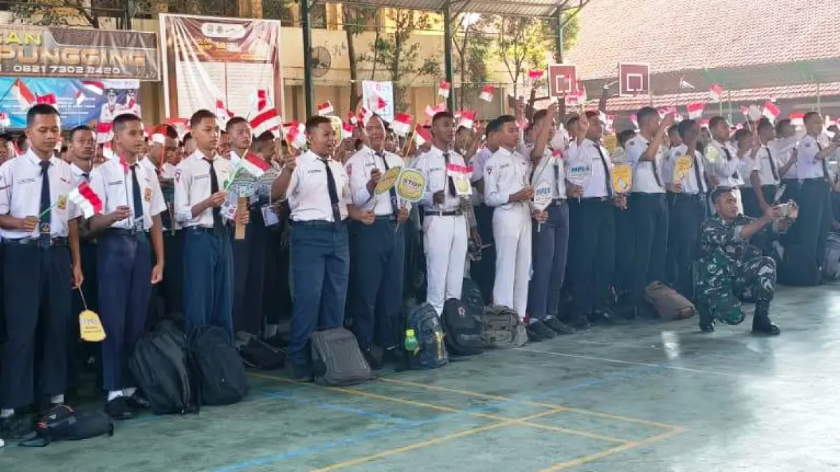 TERTIB: Ratusan siswa baru SMKN 1 Pungging menyimak materi penguatan karakter dan wawasan kebangsaan dalam kegiatan MPLS. (Oce JPRM)