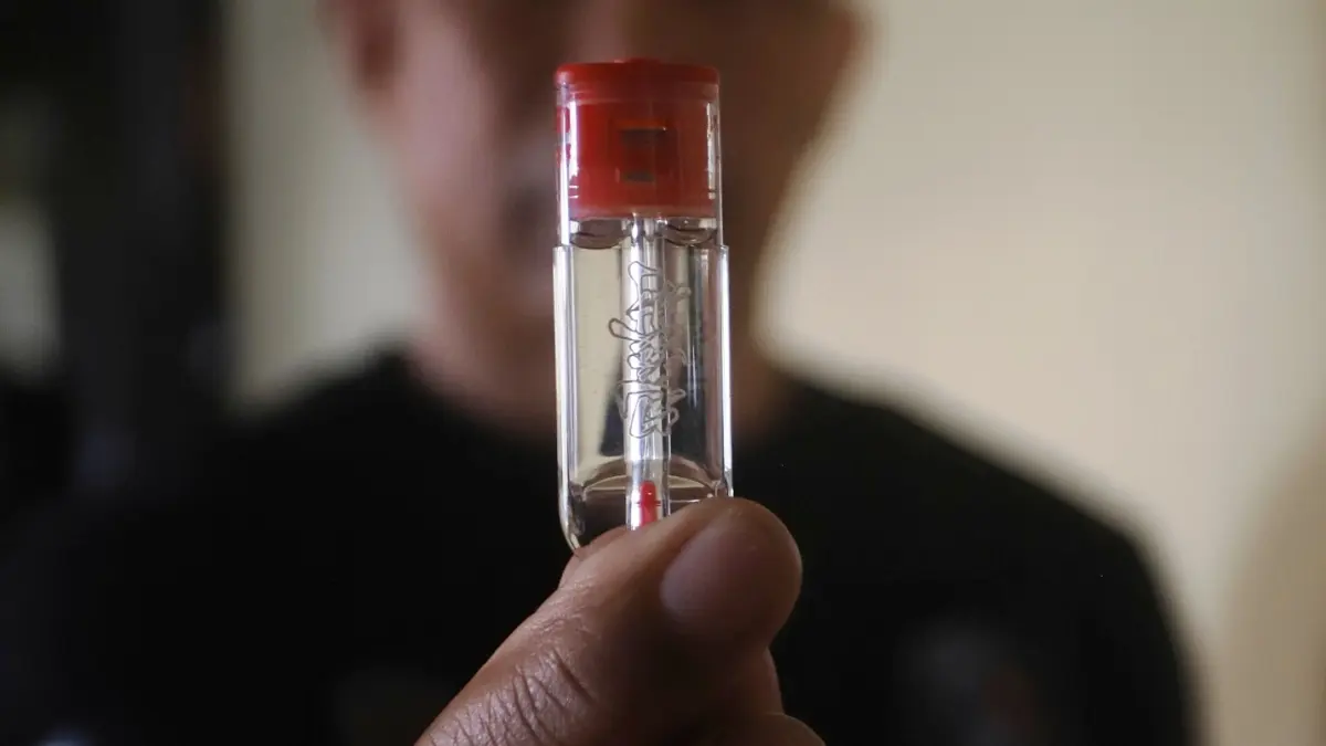HARAM: Cairan likuid untuk vape narkoba hasil tangkapan petugas Polres Mojokerto Kota beberapa waktu lalu. Ketua MUI Kabupaten Mojokerto KH A. Cholil Arphaphy yang menyebut fatwa haram terkait vape untuk penggunaan tertentu tengah disosialisasikan kepada masyarakat.

