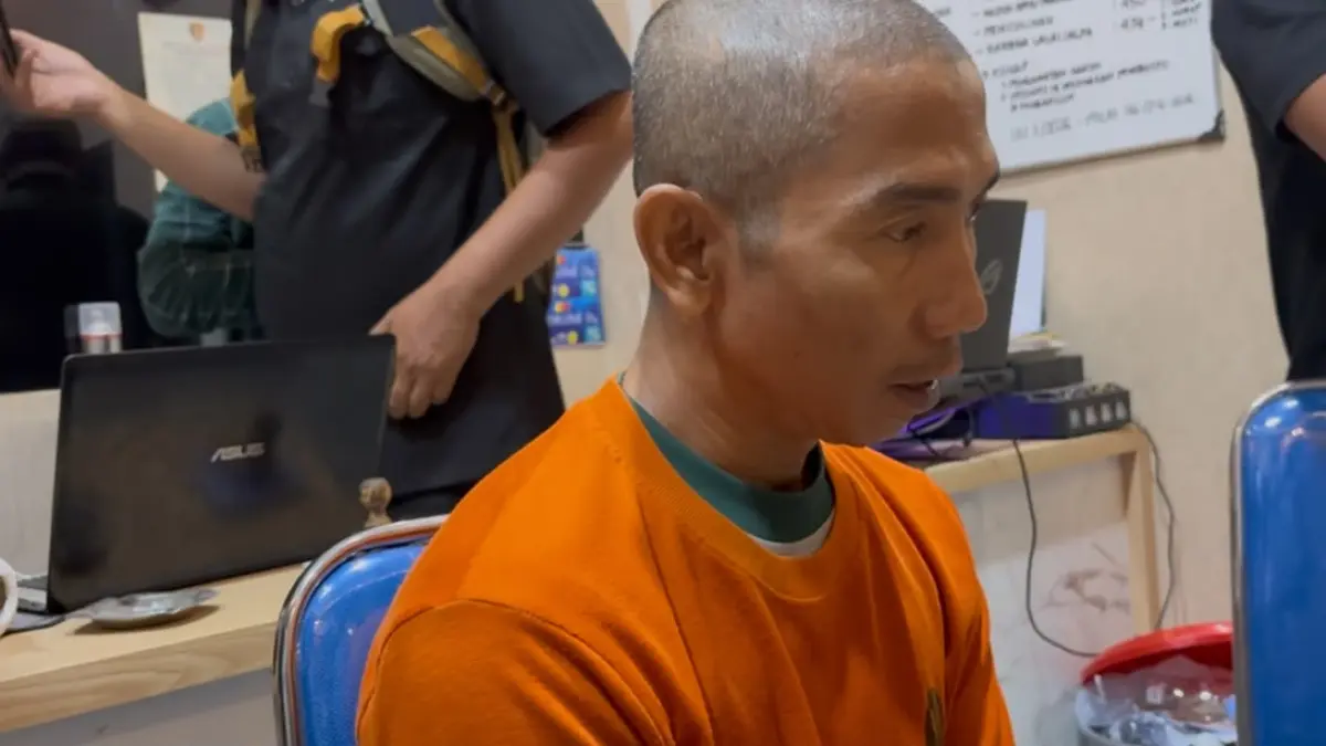 DIBEKUK: Bambang, pelaku pembobol SPPG yang juga merupakan spesialis pencurian di sekolah dan perkantoran saat diperika penyidik Unit Resmob Satreskrim Polres Mojokerto, Rabu (15/7). (Rizal JPRM)