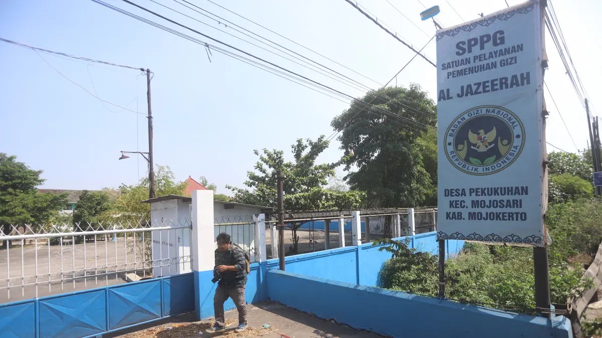 GAGAL BEROPERASI: Kondisi SPPG Al Jazeerah, Desa Pekukuhan, Kecamatan Mojosari, Kabupaten Mojokerto terpaksa masih ditutup setelah barang-barang di dalam kantor hingga dapur hilang digondol pencuri, Kamis (16/7). (Sofan Kurniawan/JPRM)