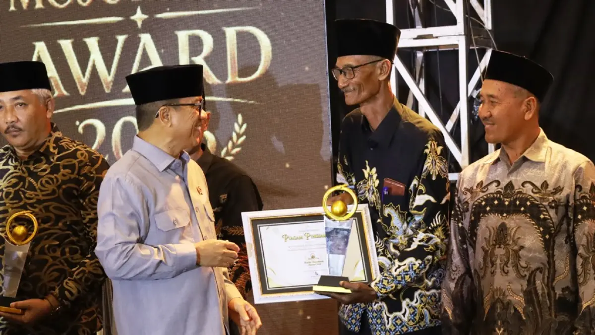 BERSERI: Kepala Desa Gunungan Sadi menerima penghargaan Jawa Pos Radar Mojokerto Award 2026 kategori Anugerah Prakarsa Hijau dan Edukasi Lingkungan yang diserahkan Menteri Desa dan PDT Yandri Susanto di Sunrise Hotel Mojokerto, Kota Mojokerto pada Selasa (7/7) lalu. (Anggi Fridianto/JPRJ)