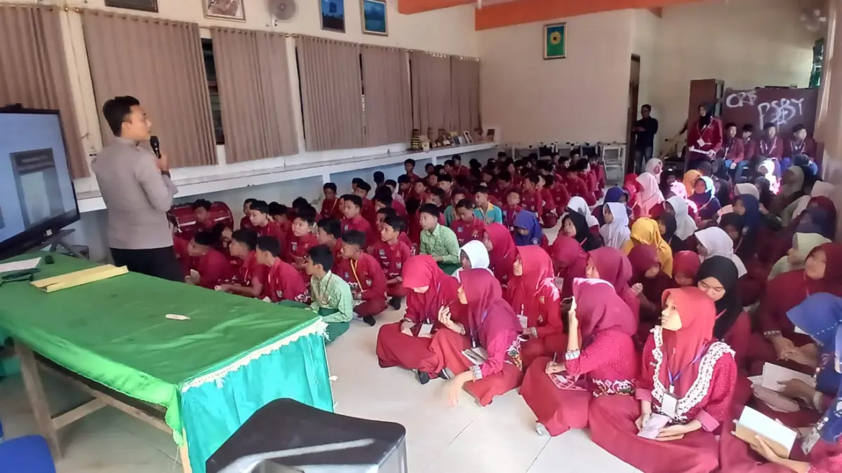 EDUKASI: SMPN 2 Gondang melibatkan unsur kepolisian untuk mengedukasi bahaya Napza dan anti-bullying kepada para peserta didik baru.