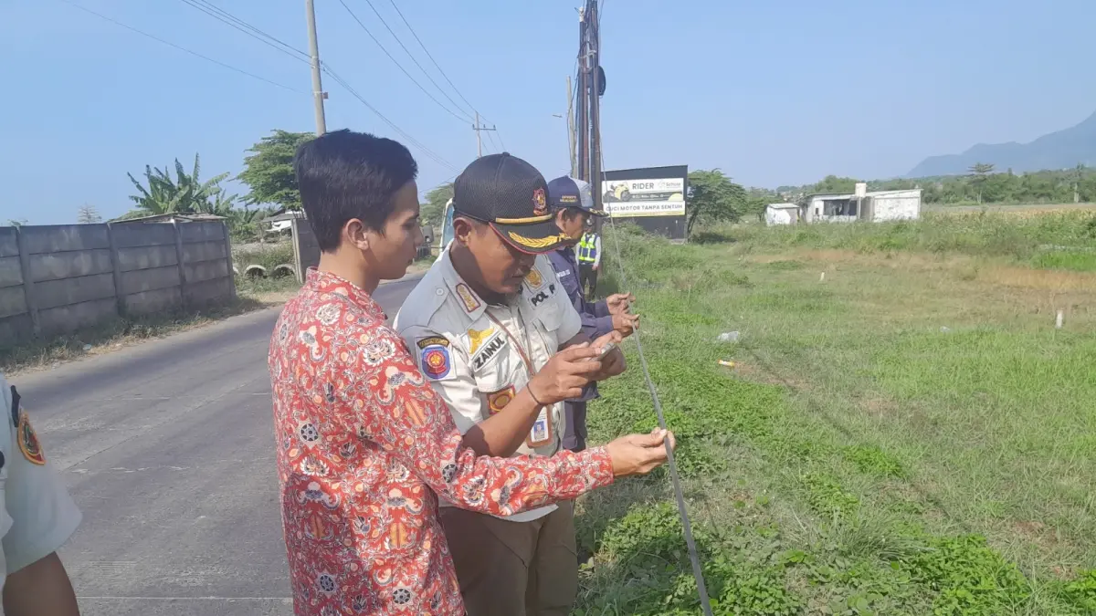 MELANGGAR: Petugas gabungan dari Satpol PP, Diskominfo, dan DPRKP2 Kabupaten Mojokerto saat melakukan penertiban kabel FO ilegal yang kedapatan memanfaatkan PJU milik pemda di wilayah Kecamatan Pungging, kemarin (17/7). (Dori JPRM)