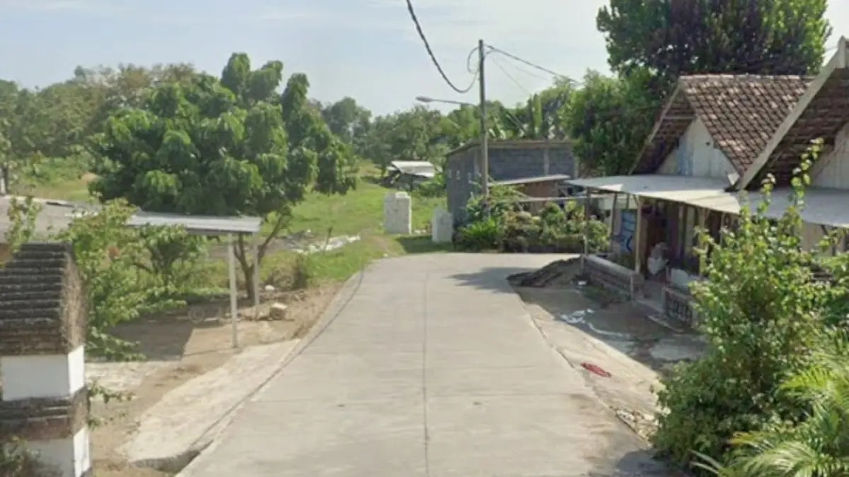 MULUS: Potret jalan di Desa Gunungan, Kecamatan Dawarblandong, yang sudah dibangun dengan beton cor.