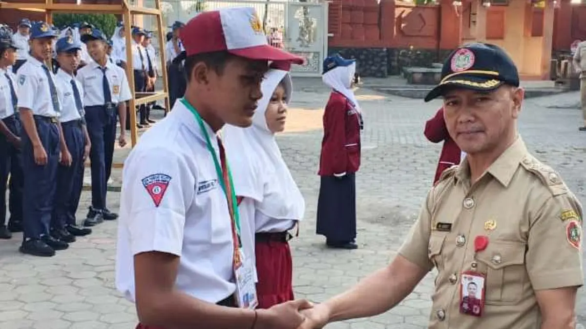 NYAMAN DAN RAMAH: Kepala SMPN 2 Gondang Sunadi Cokro Darsono menyambut peserta didik baru saat MPLS berlangsung. (indah jprm)