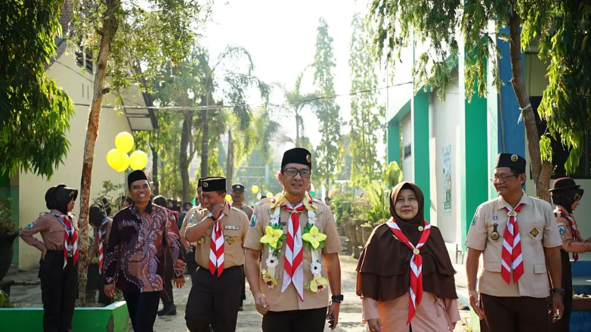 RANGKAIAN MPLS: Kepala Dinas Pendidikan Kabupaten Mojokerto Amsar Azhari Siregar didampingi Kepala SMPN 1 Jetis Andry Isweliyah di acara pembukaan perjusa, kemarin (17/7). (dok SMPN 1 Jetis for JPRM)