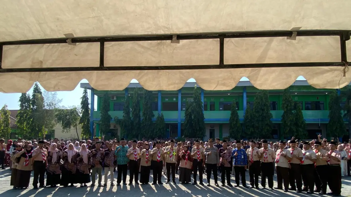 Seluruh hadirin pembukaan Perjusa rangkaian MPLS Kalimosodo di SMPN 1 Jetis berfoto bersama, Jumat (17/7/2026). 