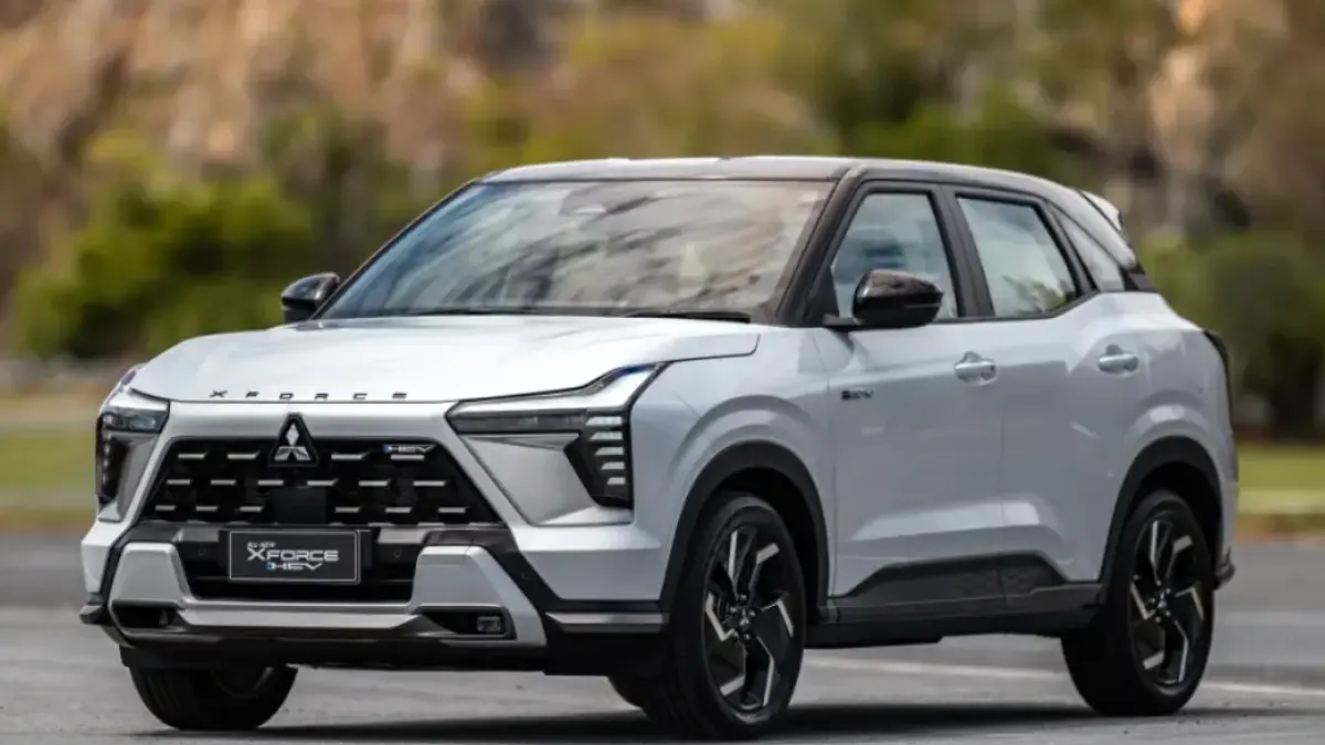 Tampilan depan Mitsubishi Xforce Hybrid dengan gril premium dan emblem HEV, menegaskan identitas SUV ramah lingkungan.