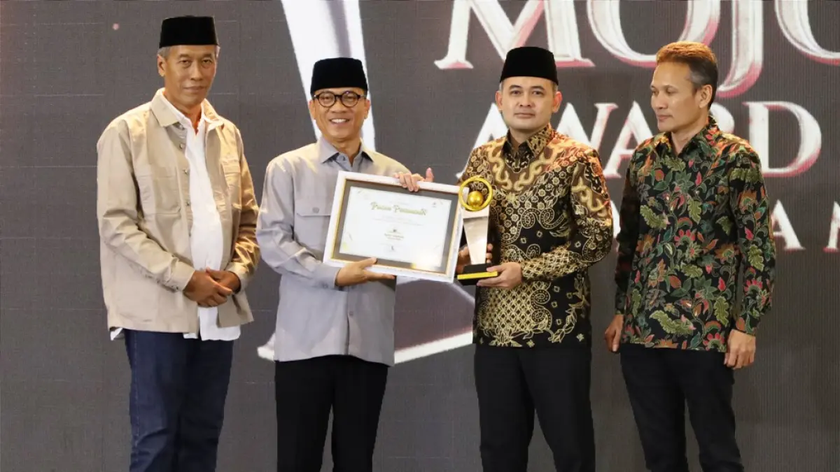 CAPAI PRESTASI: Mendes PDT Yandri Susanto (dua dari kiri) didampingi Direktur Jawa Pos Radar (JPR) Marsudi Nurwahid (paling kanan) dan Direktur Jawa Pos Radar Mojokerto (JPRM) M. Nur Kholis (paling kiri), menyerahkan anugerah Jawa Pos Radar Mojokerto Award 2026 kepada Afif Zamroni alias Gus Afif saat malam penghargaan yang digelar di Ballroom Sunrise Hotel, Kota Mojokerto, pada Selasa (7/7). (Sofan JPRM)