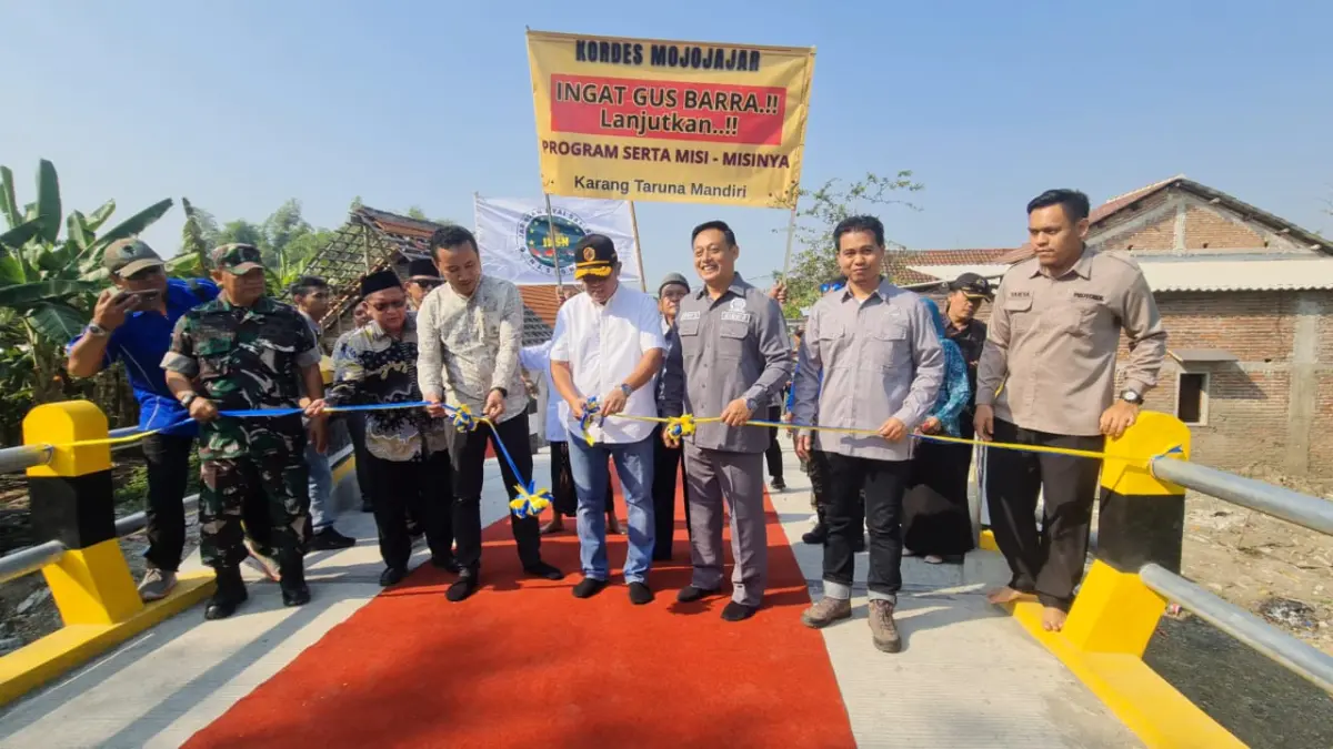 PENUHI KEBUTUHAN WARGA: Sekdakab Mojokerto, Teguh Gunarko bersama Anggota DPRD Kabupaten Mojokerto Hery Suyatnoko, dan didampingi jajaran perangkat daerah, Forkopimca Kemlagi, Pemerintah Desa Mojojajar, tokoh masyarakat, dan warga setempat meresmikan jembatan Dusun Bolorejo, Desa Mojojajar, Kecamatan Kemlagi, Sabtu (18/7). 