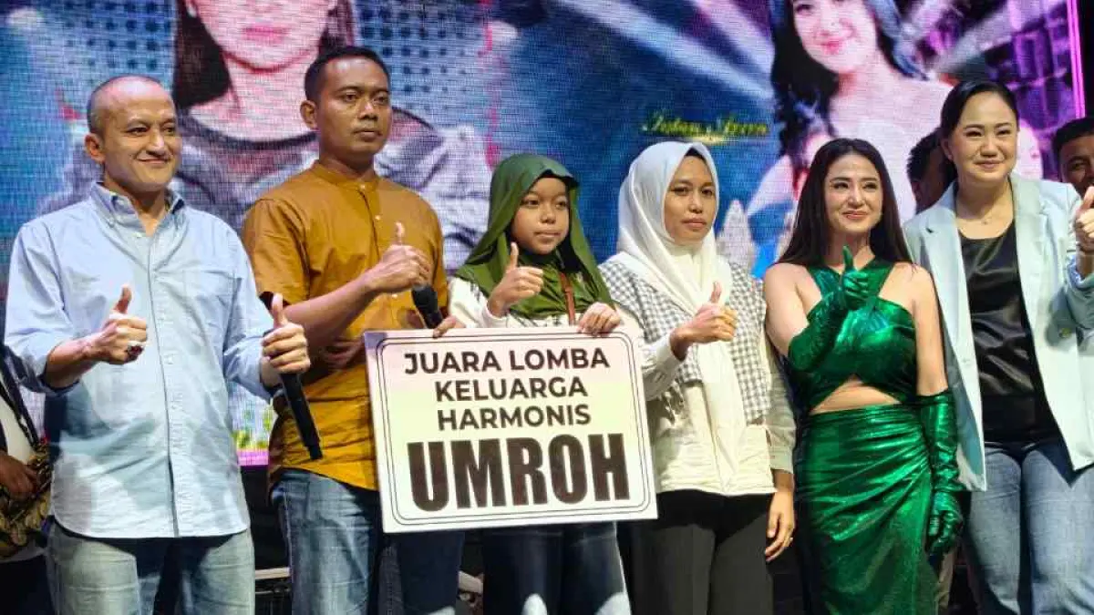 Danrem 082/CPYJ Kolonel Inf Batara (paling kiri) bersama istri dan prajurit pemenang Lomba Keluarga Harmonis yang mendapat hadiah umrah bersama diva dangdut Dewi Perssik dalam panggung hiburan rakyat di Makorem 082/CPYJ, Kota Mojokerto, pada Jumat (17/7). (Arief JPRM) 