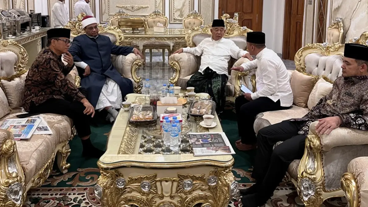 KEMBANGKAN DESA: Dari kiri, Mendes PDT Yandri Susanto, Syekh Faruq dari Al-Azhar, Mesir, Pengasuh Pondok Pesantren Amantul Ummah KH Asep Saifuddin Chalim, Danrem 082/CPYJ Kolonel Inf Batara Alex Bulo, dan Staf Khusus Mendes PDT M. Afif Zamroni, berdiskusi tentang program KDKMP di Pondok Pesantren Amanatul Ummah, Kembangbelor, Kecamatan Pacet, pertengahan Juni lalu.