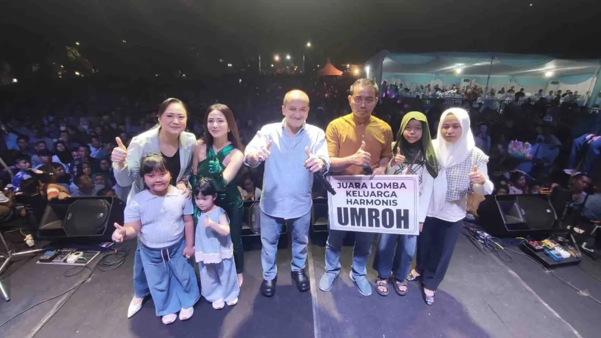 Danrem 082/CPYJ Kolonel Inf Batara (paling kiri) bersama istri dan prajurit pemenang Lomba Keluarga Harmonis yang mendapat hadiah umrah bersama diva dangdut Dewi Perssik dalam panggung hiburan rakyat di Makorem 082/CPYJ, Kota Mojokerto, pada Jumat (17/7). (Arief JPRM) 