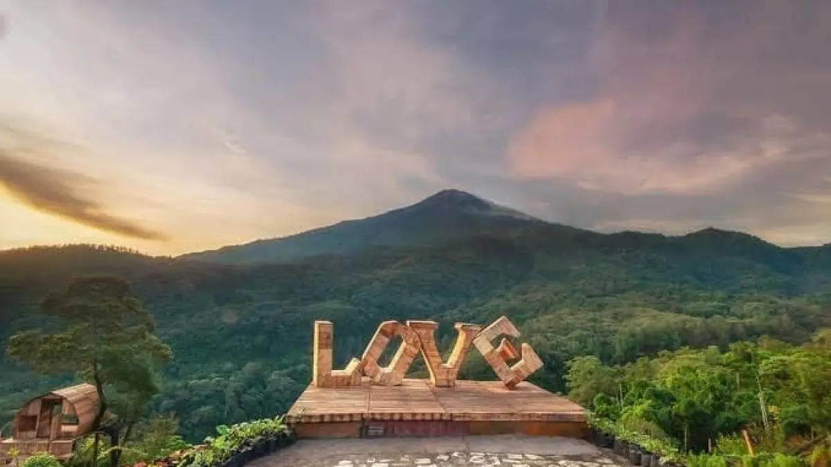 Nikmati Pemandangan alam yang memukau dengan mengabadikan momen di spot foto estetik Sendi Adventure Park.