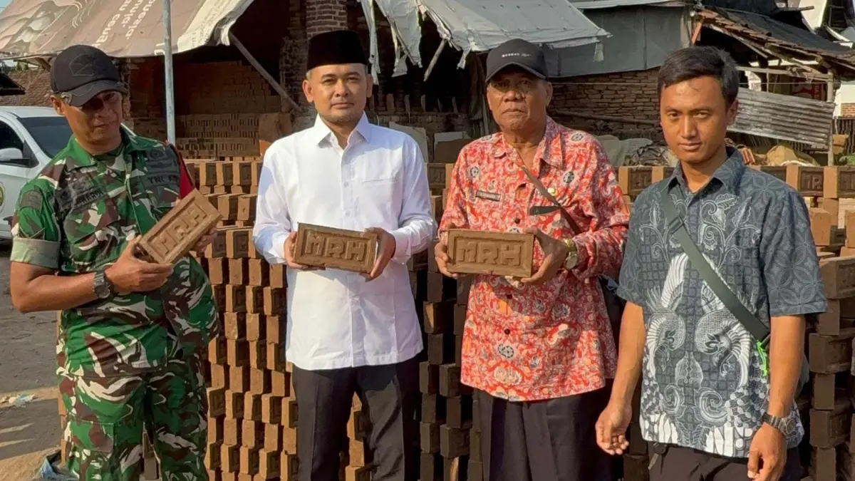 PEDULI UMKM: Gus Afif (baju putih) saat mengunjungi sentra perajin bata merah di Desa Mojotamping, Bangsal. (Rinto JPRM)