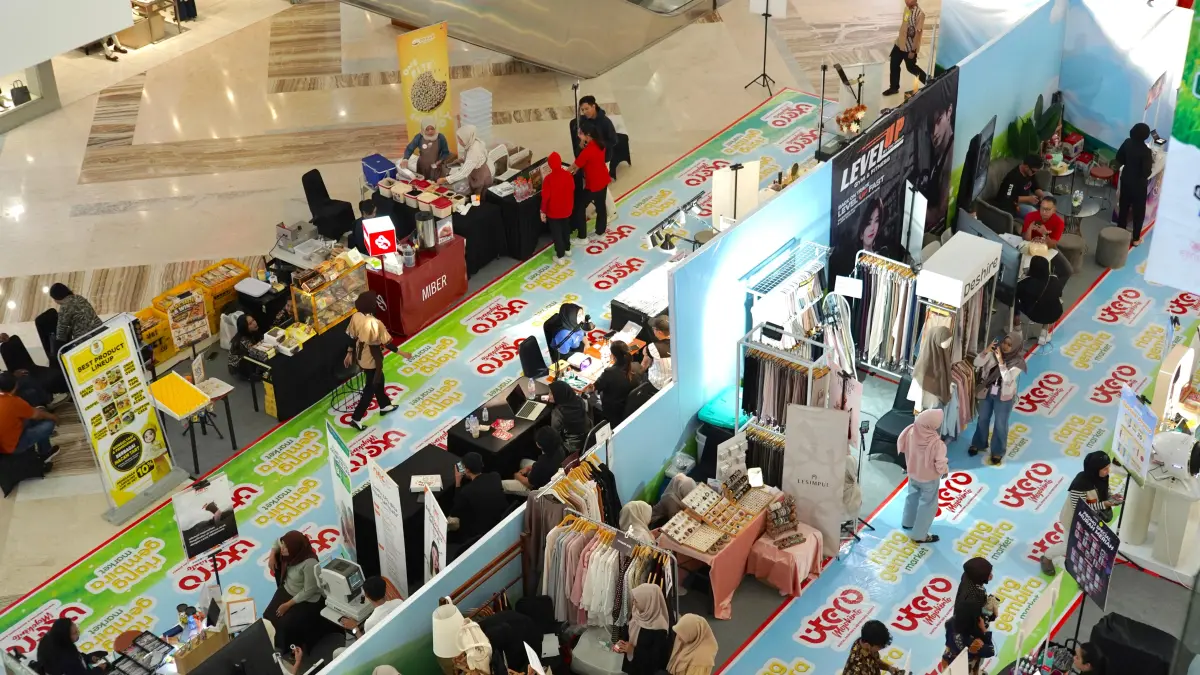 RAMAI: Event Riang Gembira Market yang ramai dikunjungi pengunjung di Grand Atrium Sunrise Mall Mojokerto. (Dodik JPRM)