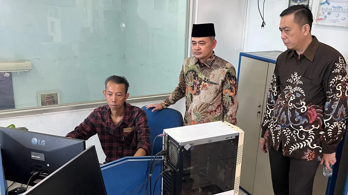 SINERGI: Gus Afif (tengah) melihat langsung ruang redaksi Jawa Pos Radar Mojokerto. (Rinto JPRM)