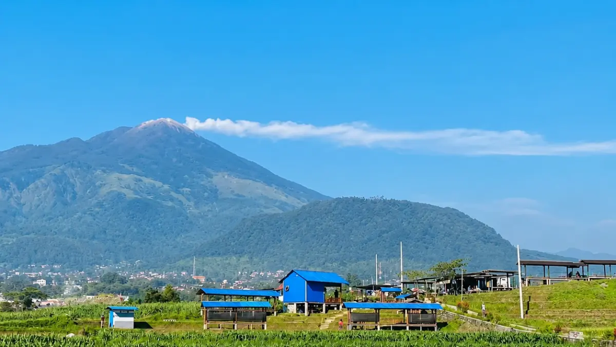 Suasana Jalan Titik Nol Trawas yang menawarkan panorama persawahan serta pemandangan Gunung Welirang. Kawasan ini menjadi salah satu destinasi favorit masyarakat untuk menikmati kuliner dengan udara pegunungan yang sejuk.