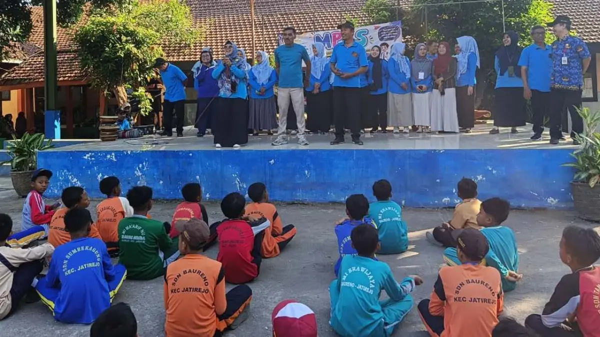ADAPTASI: Siswa baru SMPN 2 Jatirejo berkenalan dengan dewan guru, staf TU, dan karyawan pada hari terakhir MPLS Ramah, Jumat (17/7).