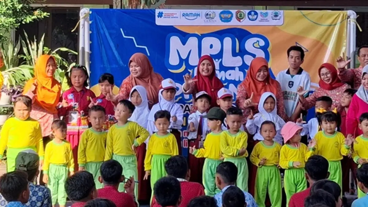 AKSI SOSIAL: Kepala SMPN 2 Ngoro Sulistyowati bersama guru dan siswa menggelar donasi buku dan alat tulis kepada siswa PAUD dan SD pada kegiatan MPLS Ramah 2026. (dok SMPN 2 Ngoro for JPRM)