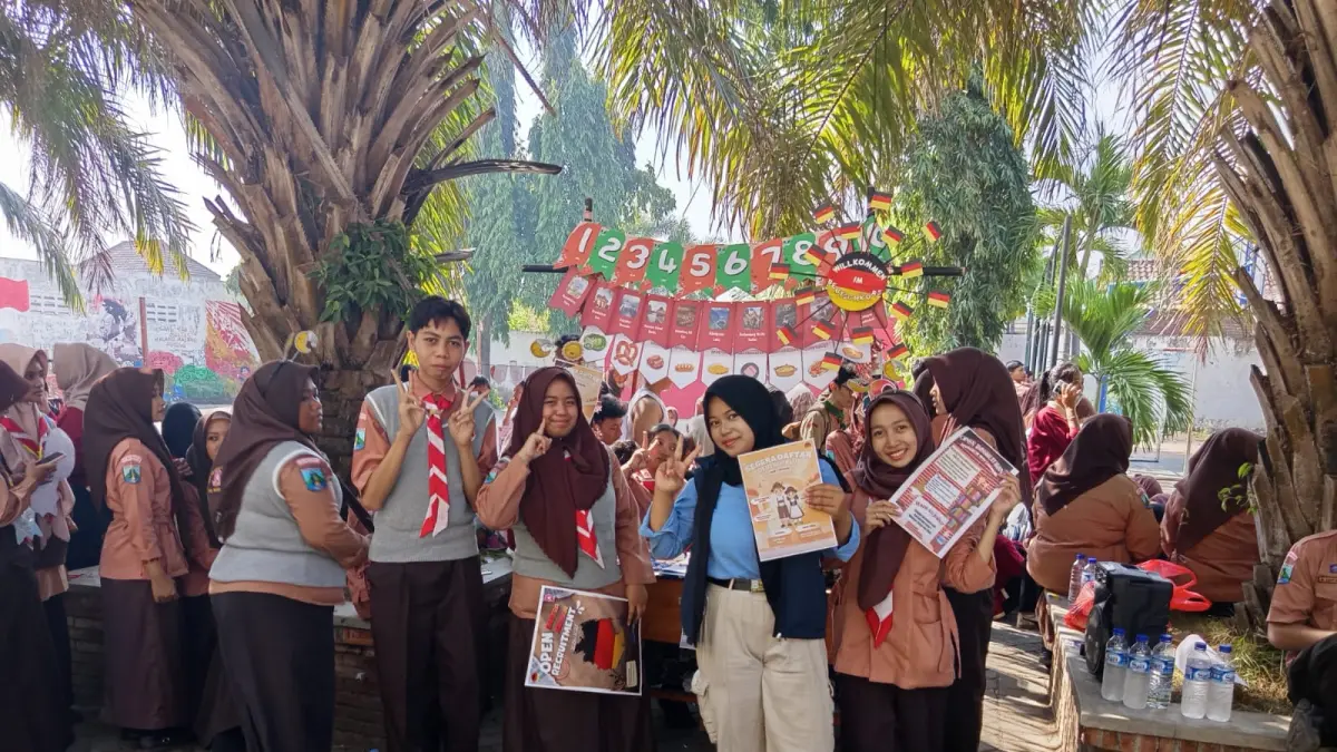 ATRAKTIF: Siswa baru SMAN 1 Mojosari antusias menyaksikan parade ekstrakurikuler saat kegiatan MPLS Ramah tahun ajaran 2026/2027 di halaman SMAN 1 Mojosari. (Indah JPRM)