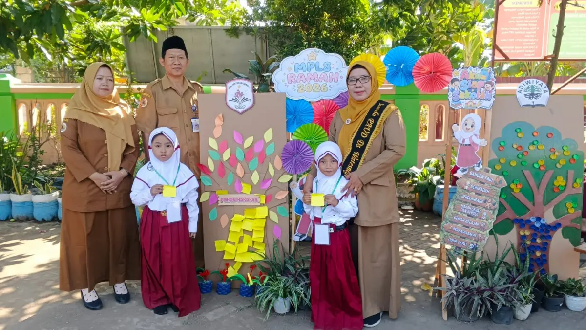 BERWAWASAN LINGKUNGAN: Kepala SDN Watesnegoro 2, Pairan, S.Pd, dan Bunda PAUD Desa Watesnegoro membersamai peserta didik baru pada pelaksanaan MPLS tahun ajaran 2026/2027.