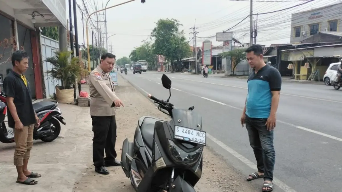 DITINDAKLANJUTI: Anggota Polsek Ngoro melakukan olah TKP pencurian kendaraan sepeda motor di Desa/Kecamatan Ngoro, kemarin (19/7). (Rizal JPRM)