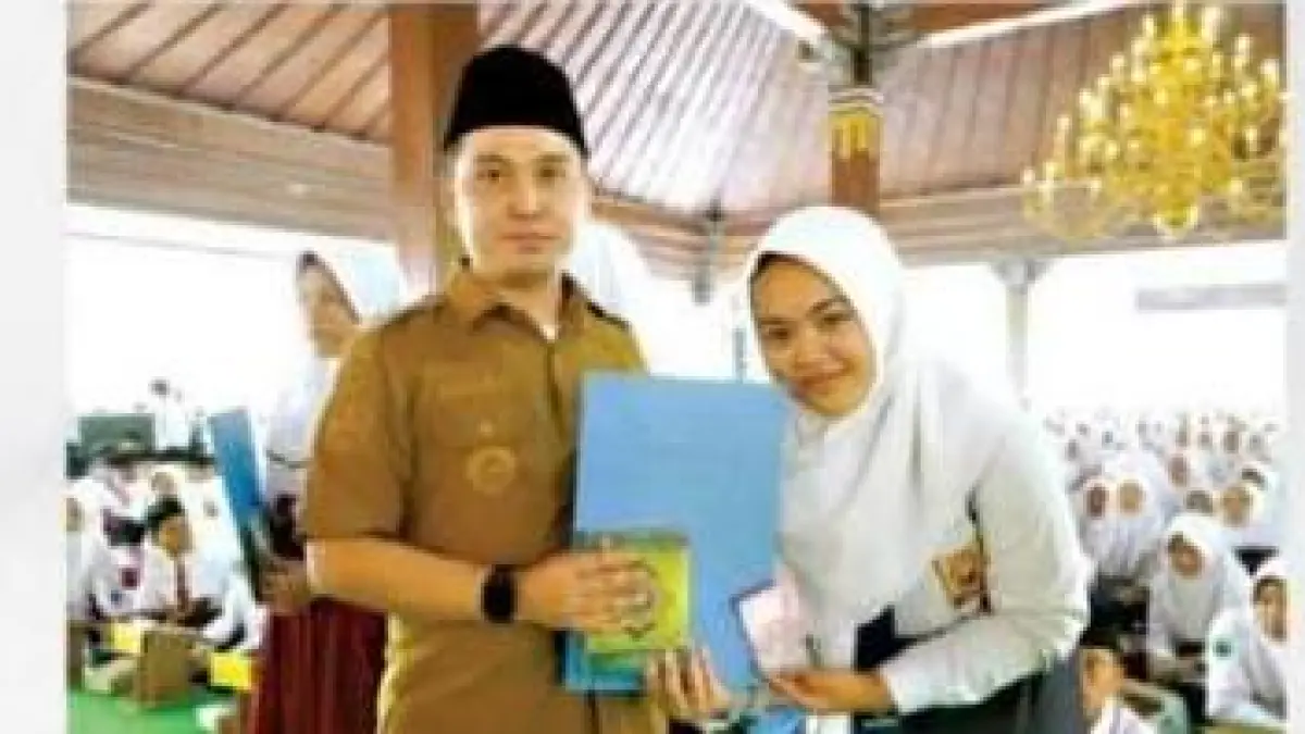DUKUNGAN NYATA: Bupati Mojokerto Muhammad Albarraa menyerahkan bantuan kepada para siswa dalam mendukung peningkatan kualitas pendidikan, di Pendapa Graha Majatama, Pemkab Mojokerto. 