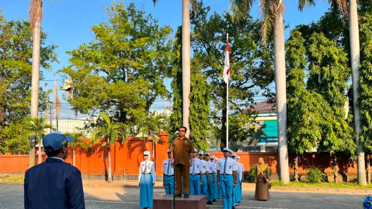 HARI PERTAMA: Kepala SMAN 1 Mojosari Wardoyo memberikan amanat saat upacara pembukaan MPLS Ramah tahun ajaran 2026/2027 di halaman SMAN 1 Mojosari, Senin (13/7). 