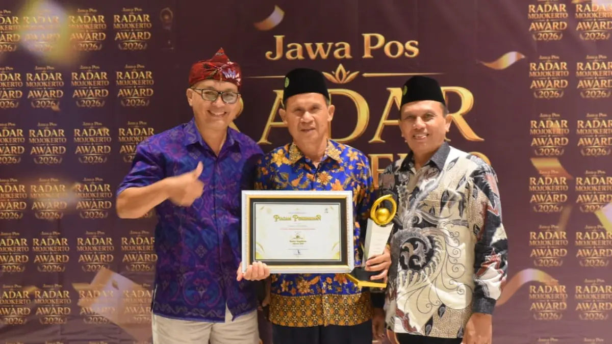 LEADERSHIP: Ketua Yayasan Perguruan Tamansiswa Mojokerto Ki Drs H Suradiyana, M.Pd (tengah) usai menerima penghargaan Jawa Pos Radar Mojokerto Award 2026 yang diserahkan Wali Kota Mojokerto Ika Puspitasari, di Ballroom Sunrise Hotel Mojokerto, Selasa (7/7). (Fendy JPRM)