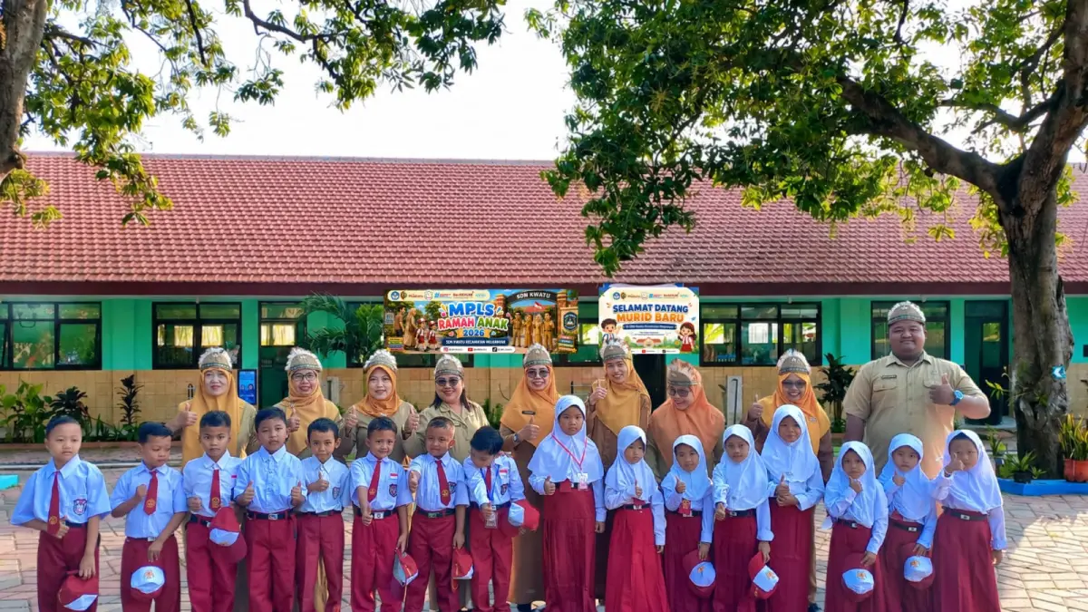KELUARGA BARU: Kepala SDN Kwatu Sisniawati bersama para guru pengajar dan siswa baru peserta MPLS Ramah 2026.