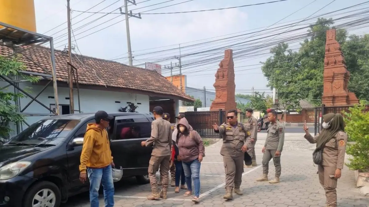 MENGKHAWATIRKAN: Satpol PP Kabupaten Mojokerto mengamankan lima wanita tuna susila dari dua warung remang-remang, Sabtu (18/7). Mereka lantas dibawa ke UPTD Pesanggrahan PMKS Majapahit, Desa Kedungmaling, Kecamatan Sooko. (Dori JPRM)
