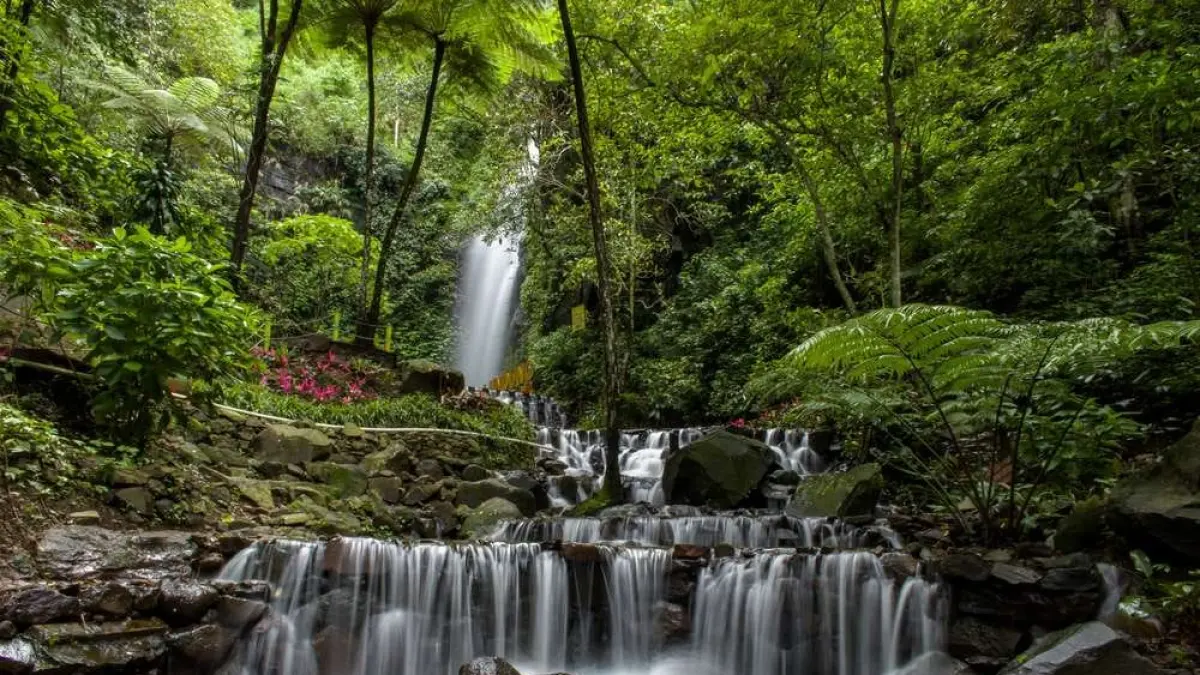 Menikmati Pemandangan alam Air Terjun Dlundung, tempat wisata yang tidak pernah sepi oleh pengunjung.