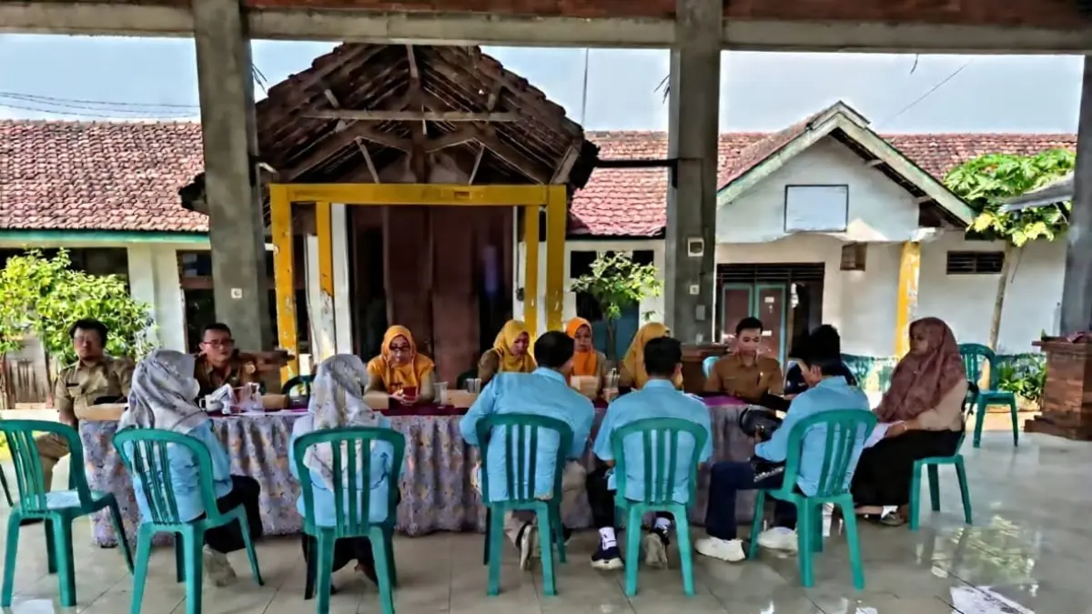 PENGAWASAN: Tim Kecamatan Bangsal saat melakukan monev APBDes tahun 2026 di Desa Sumbertebu. Kegiatan ini bertujuan untuk memastikan transparansi dan akuntabilitas penggunaan anggaran desa, Jumat (17/7). (Indah JPRM)
